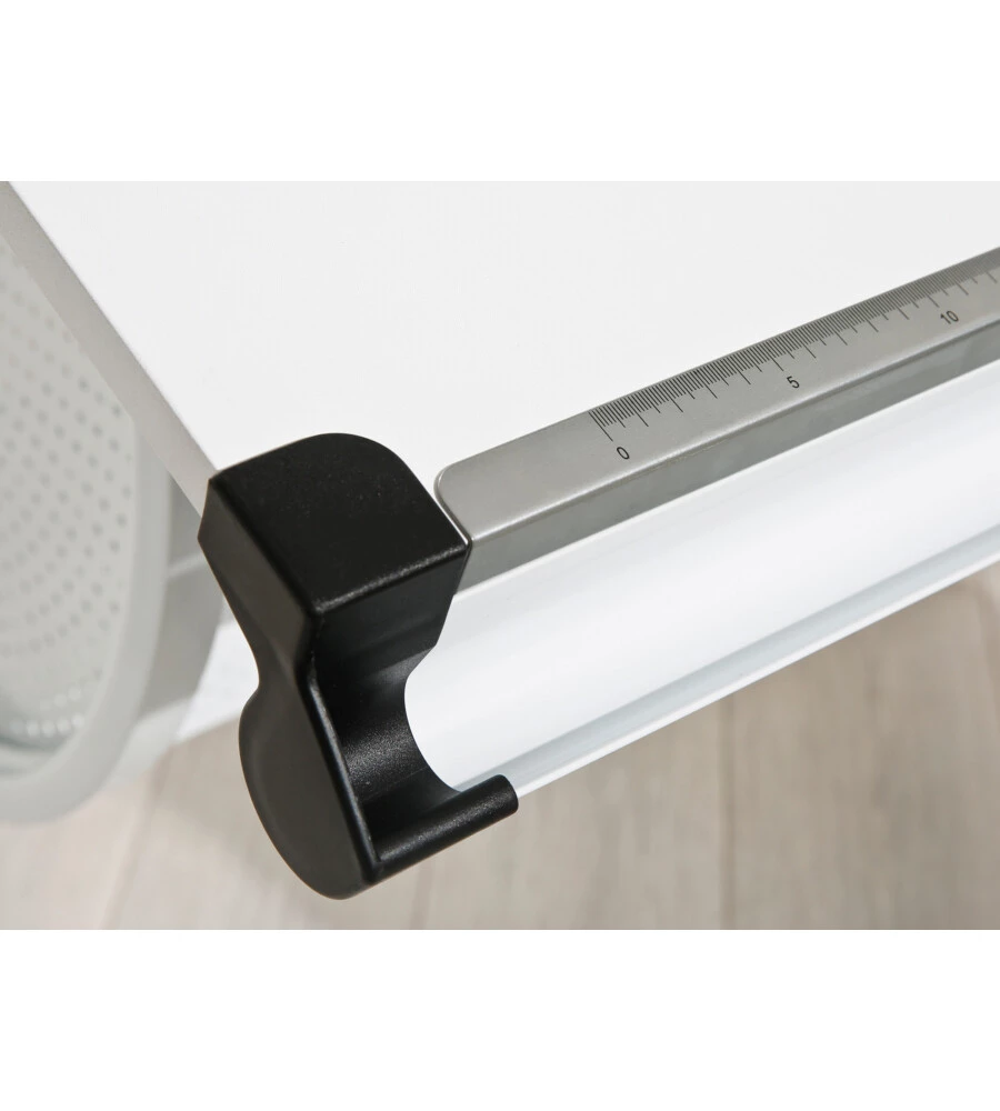 SCRIVANIA INCLINABILE CON COLORI INTERCAMBIABILI, CONTENITORE E GAMBE IN METALLO.